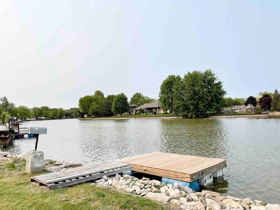 2 Bedroom Getaway On The River/Close To Marina Belle River Bagian luar foto
