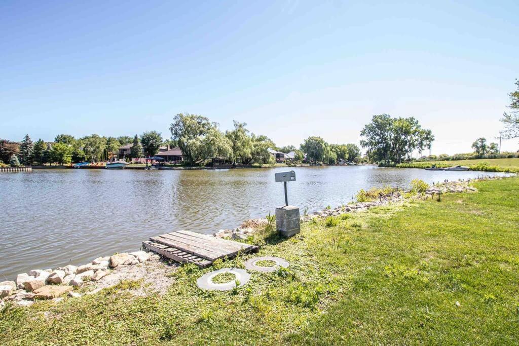 2 Bedroom Getaway On The River/Close To Marina Belle River Bagian luar foto