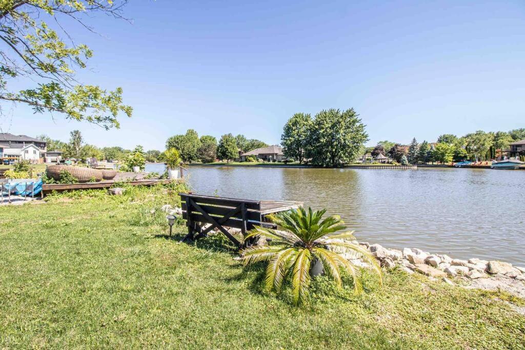 2 Bedroom Getaway On The River/Close To Marina Belle River Bagian luar foto