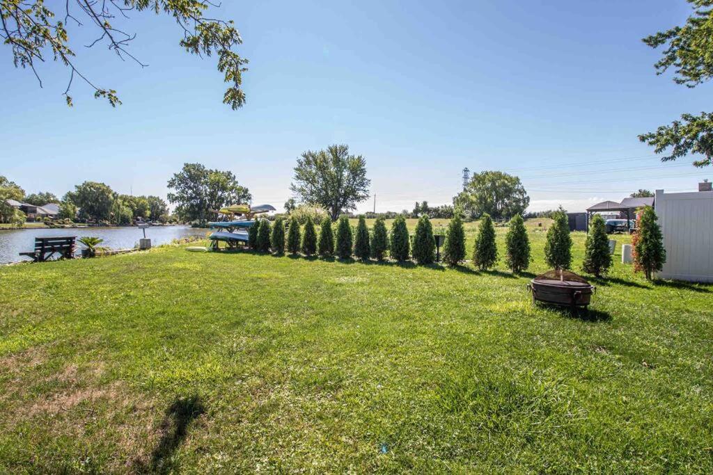 2 Bedroom Getaway On The River/Close To Marina Belle River Bagian luar foto