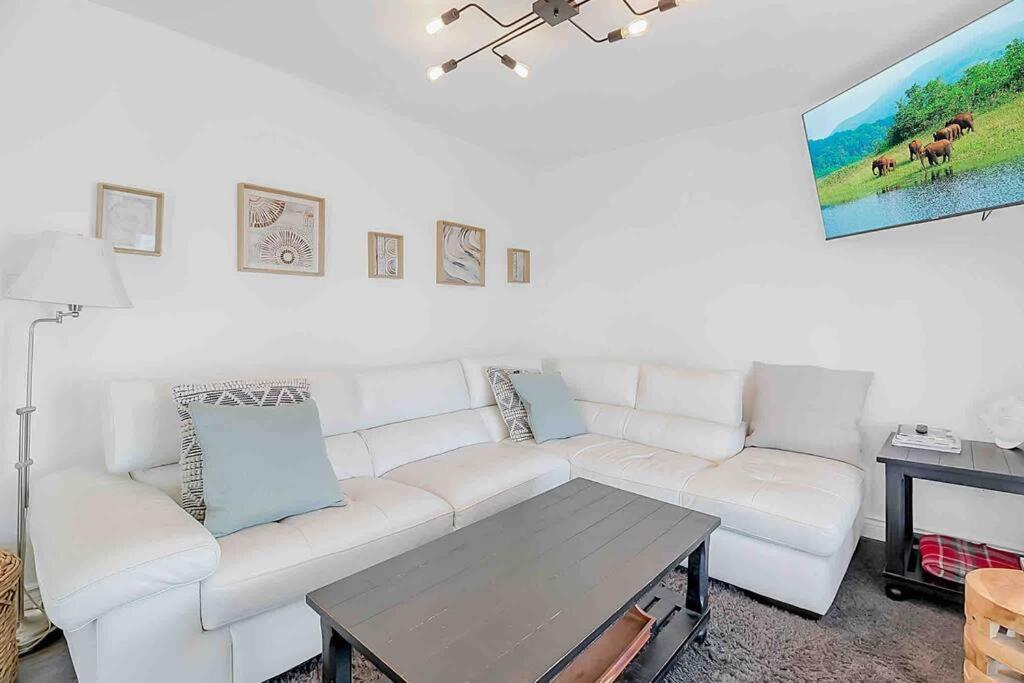 2 Bedroom Getaway On The River/Close To Marina Belle River Bagian luar foto
