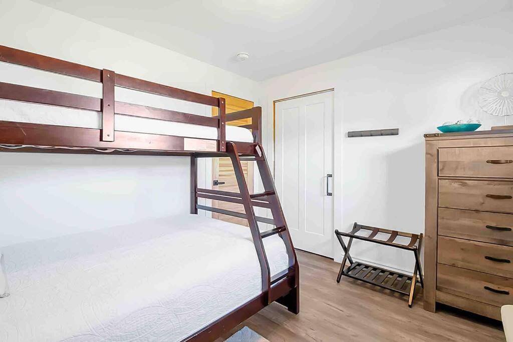 2 Bedroom Getaway On The River/Close To Marina Belle River Bagian luar foto